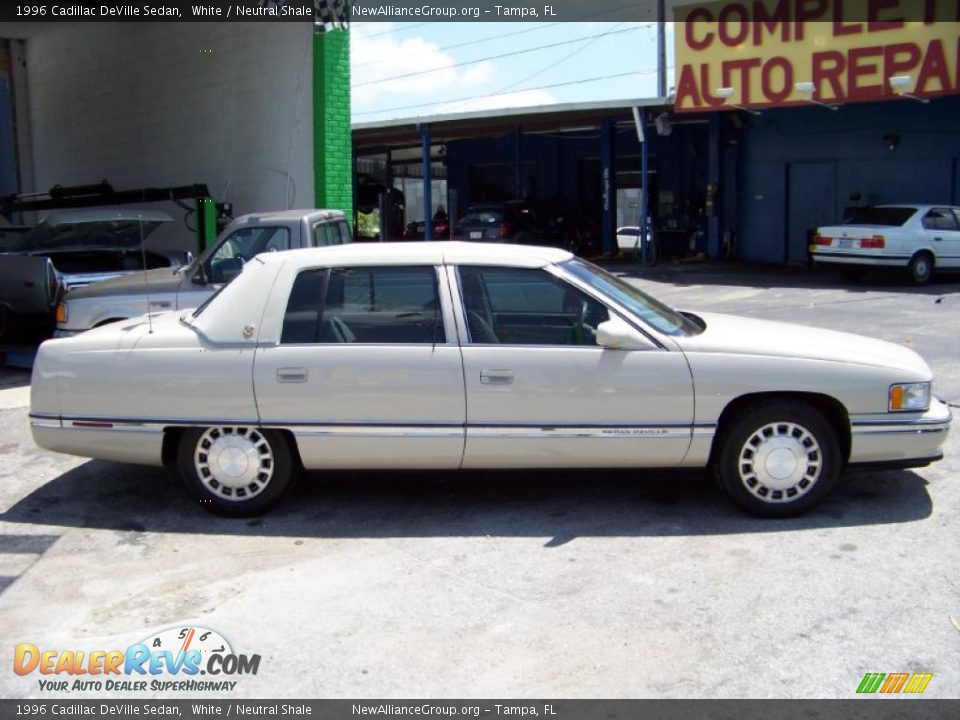 1996 Cadillac DeVille Sedan White / Neutral Shale Photo #4