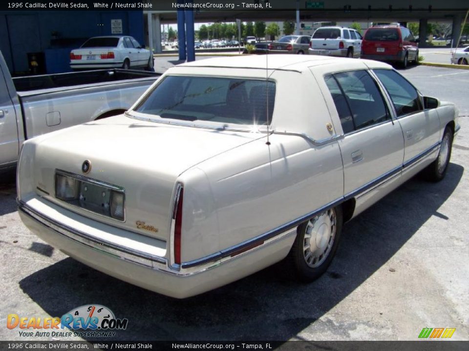 1996 Cadillac DeVille Sedan White / Neutral Shale Photo #5