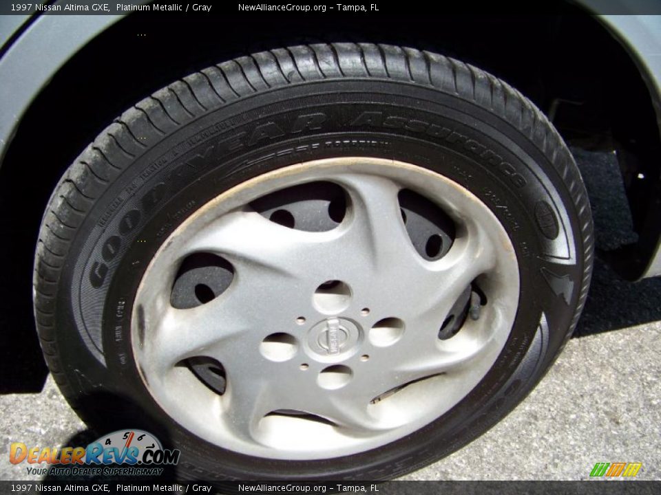 1997 Nissan Altima GXE Platinum Metallic / Gray Photo #8