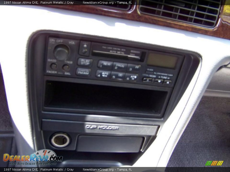 1997 Nissan Altima GXE Platinum Metallic / Gray Photo #10