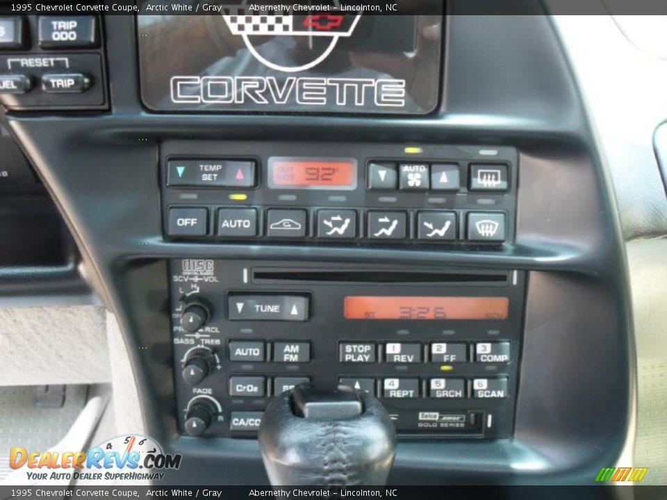 1995 Chevrolet Corvette Coupe Arctic White / Gray Photo #8