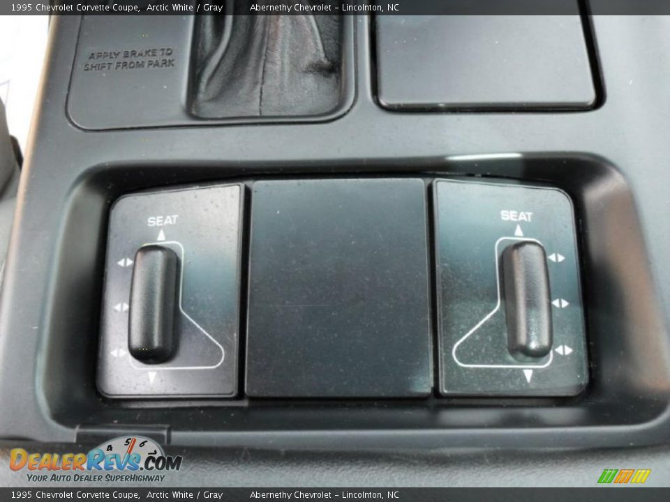 1995 Chevrolet Corvette Coupe Arctic White / Gray Photo #10