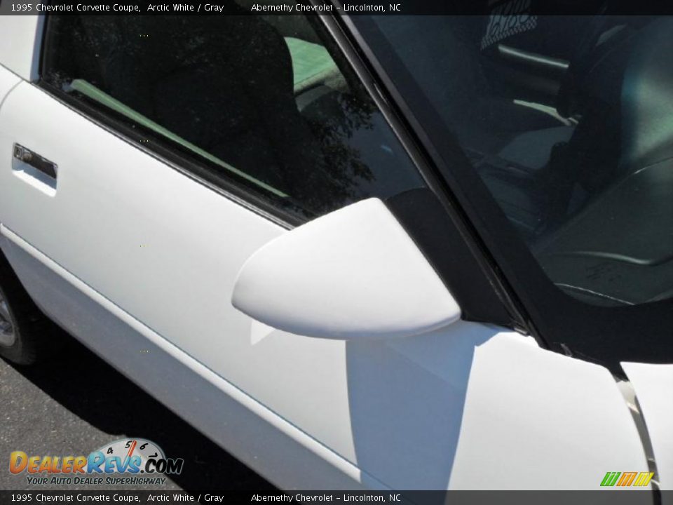 1995 Chevrolet Corvette Coupe Arctic White / Gray Photo #17