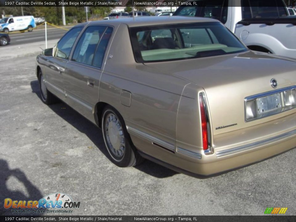 1997 Cadillac DeVille Sedan Shale Beige Metallic / Shale/Neutral Photo #5