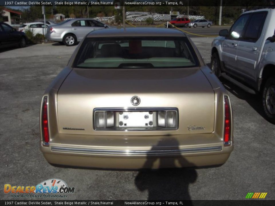 1997 Cadillac DeVille Sedan Shale Beige Metallic / Shale/Neutral Photo #7