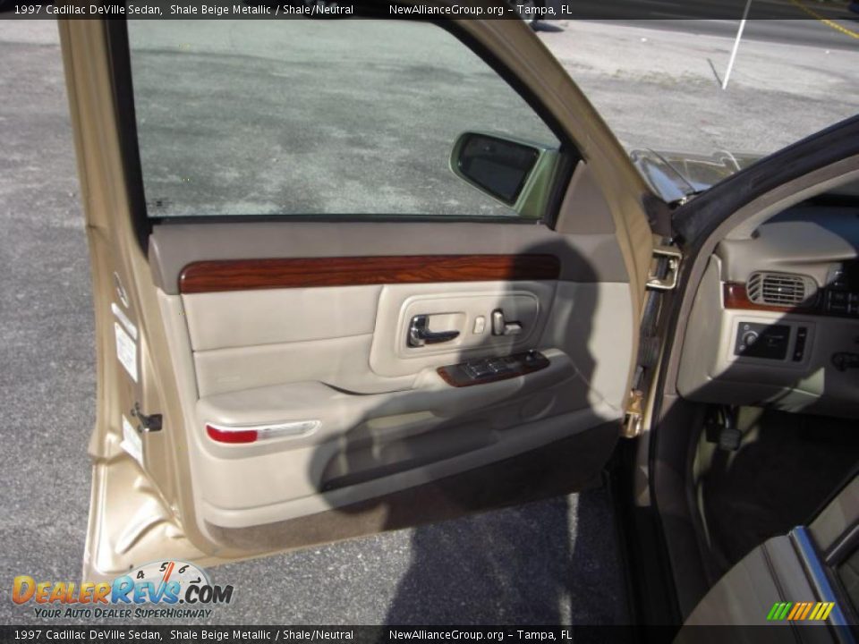 1997 Cadillac DeVille Sedan Shale Beige Metallic / Shale/Neutral Photo #8