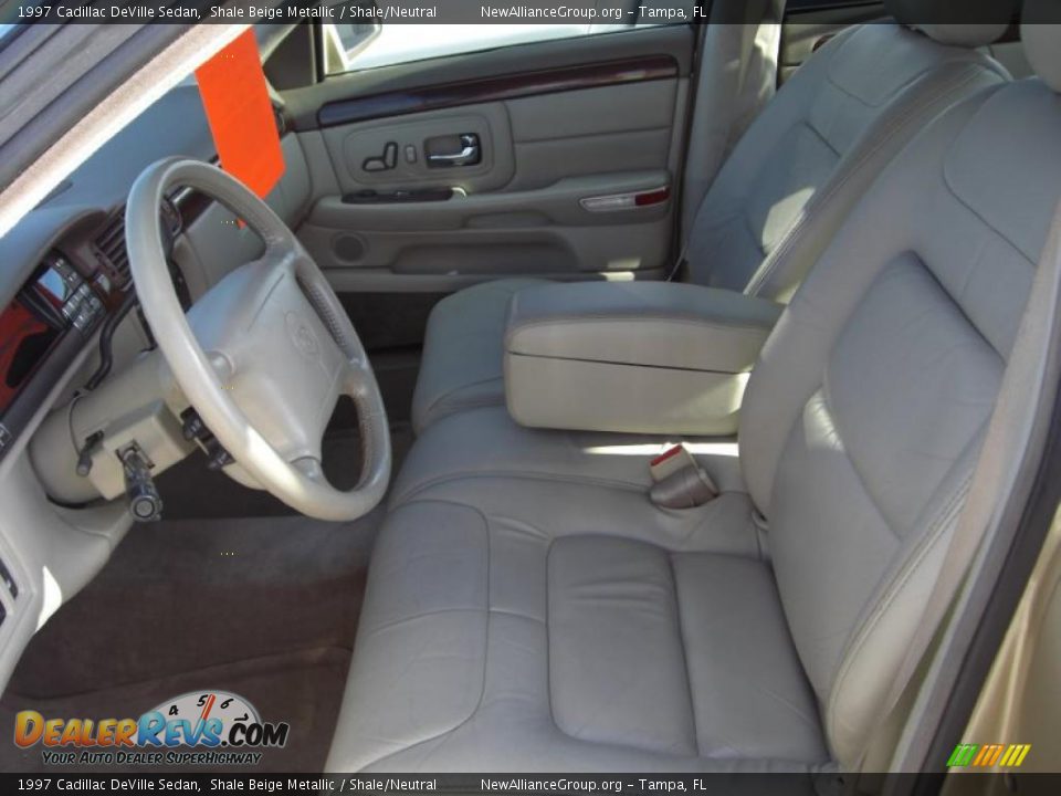 1997 Cadillac DeVille Sedan Shale Beige Metallic / Shale/Neutral Photo #9
