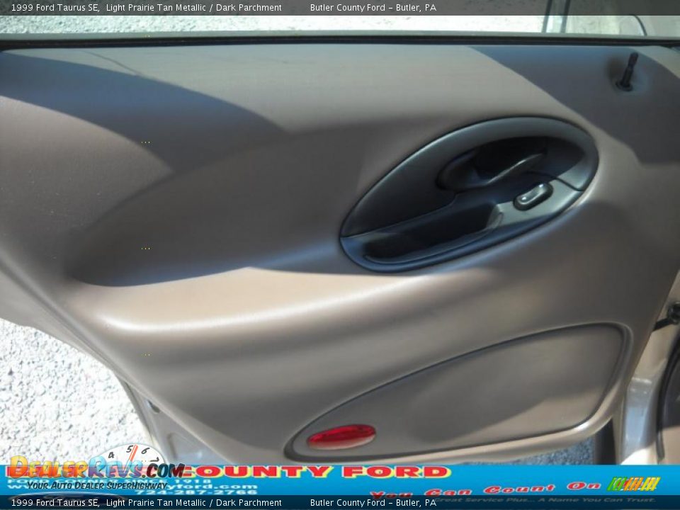 1999 Ford Taurus SE Light Prairie Tan Metallic / Dark Parchment Photo #10