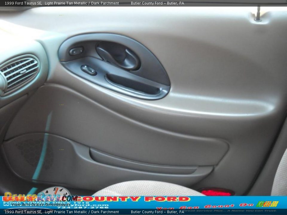 1999 Ford Taurus SE Light Prairie Tan Metallic / Dark Parchment Photo #23