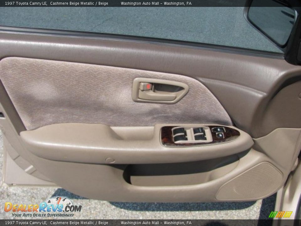 1997 Toyota Camry LE Cashmere Beige Metallic / Beige Photo #12
