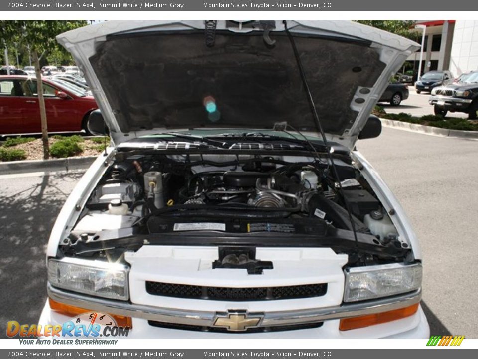 2004 Chevrolet Blazer LS 4x4 Summit White / Medium Gray Photo #31