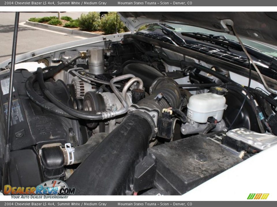 2004 Chevrolet Blazer LS 4x4 Summit White / Medium Gray Photo #33