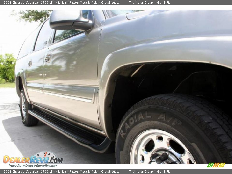2001 Chevrolet Suburban 1500 LT 4x4 Light Pewter Metallic / Light Gray/Neutral Photo #23