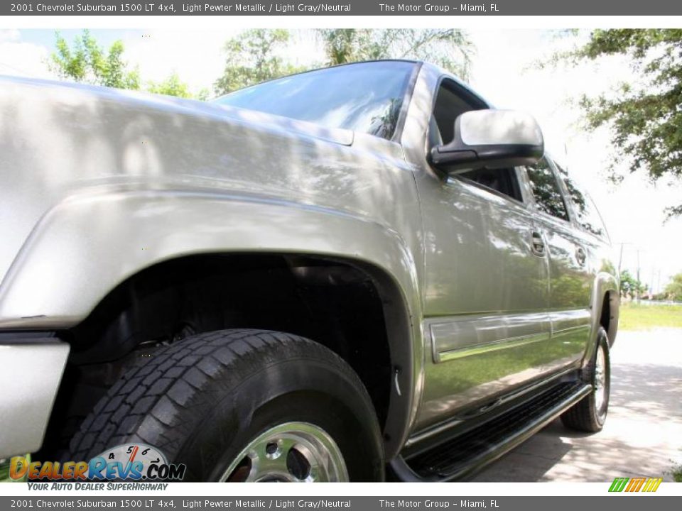 2001 Chevrolet Suburban 1500 LT 4x4 Light Pewter Metallic / Light Gray/Neutral Photo #24
