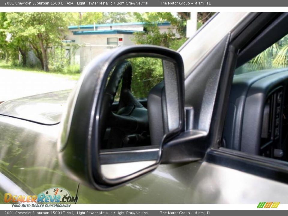 2001 Chevrolet Suburban 1500 LT 4x4 Light Pewter Metallic / Light Gray/Neutral Photo #33