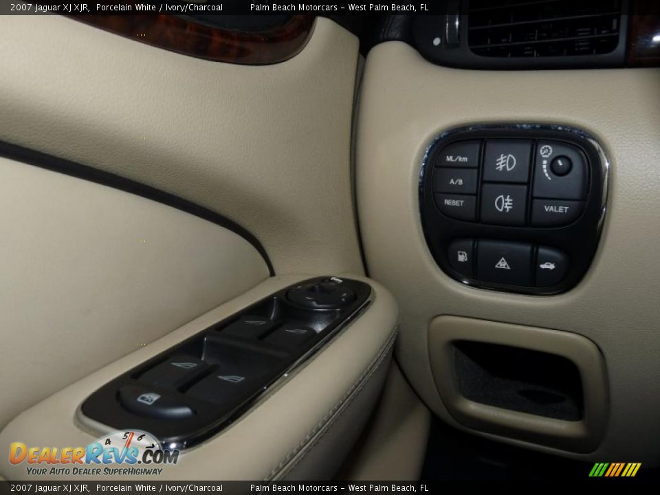 2007 Jaguar XJ XJR Porcelain White / Ivory/Charcoal Photo #36