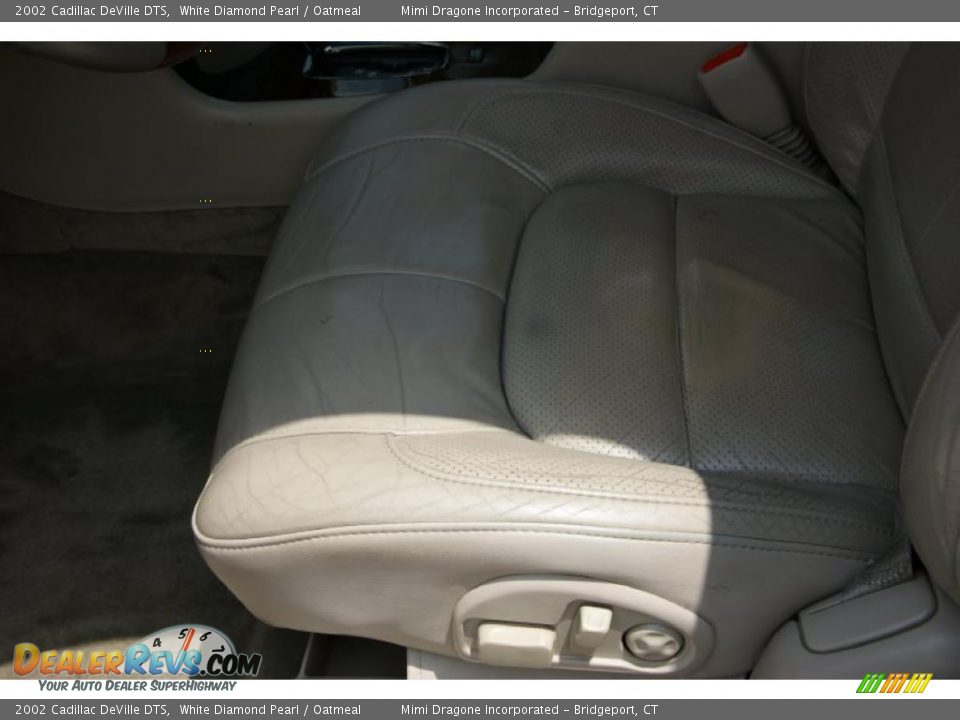 2002 Cadillac DeVille DTS White Diamond Pearl / Oatmeal Photo #11