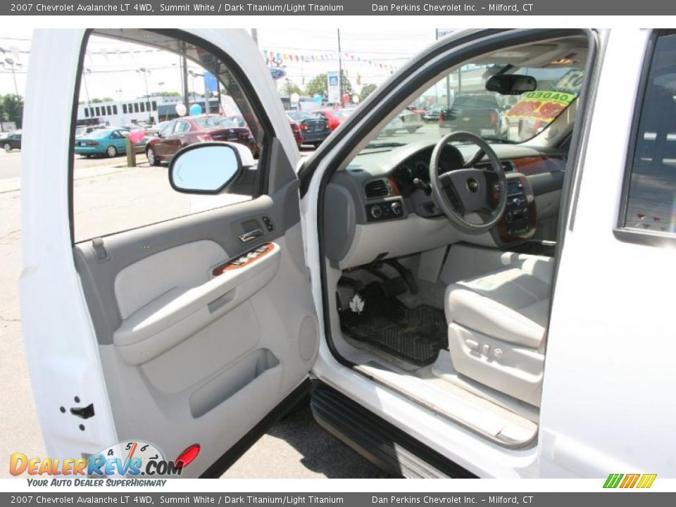 2007 Chevrolet Avalanche LT 4WD Summit White / Dark Titanium/Light Titanium Photo #10