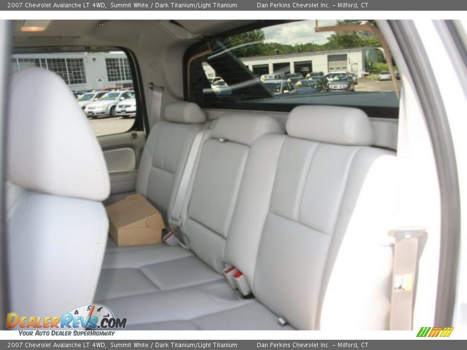 2007 Chevrolet Avalanche LT 4WD Summit White / Dark Titanium/Light Titanium Photo #12