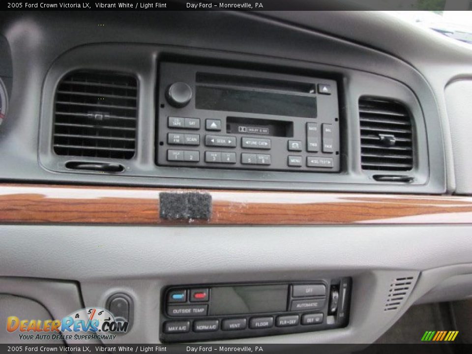 2005 Ford Crown Victoria LX Vibrant White / Light Flint Photo #10