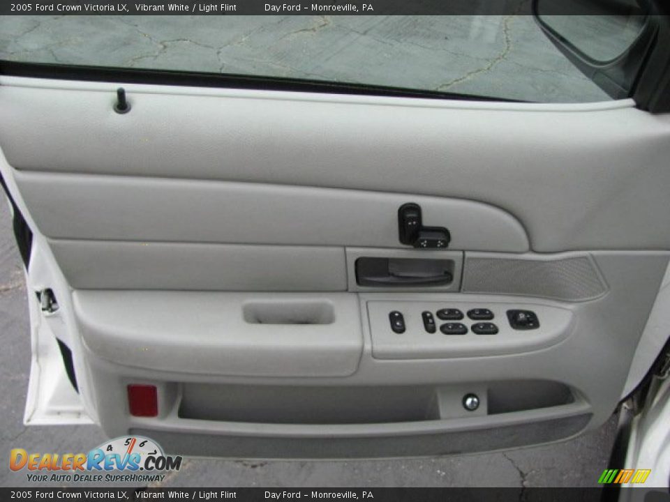 2005 Ford Crown Victoria LX Vibrant White / Light Flint Photo #12