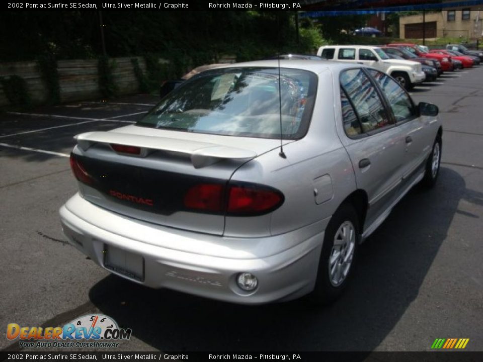 2002 Pontiac Sunfire SE Sedan Ultra Silver Metallic / Graphite Photo #5
