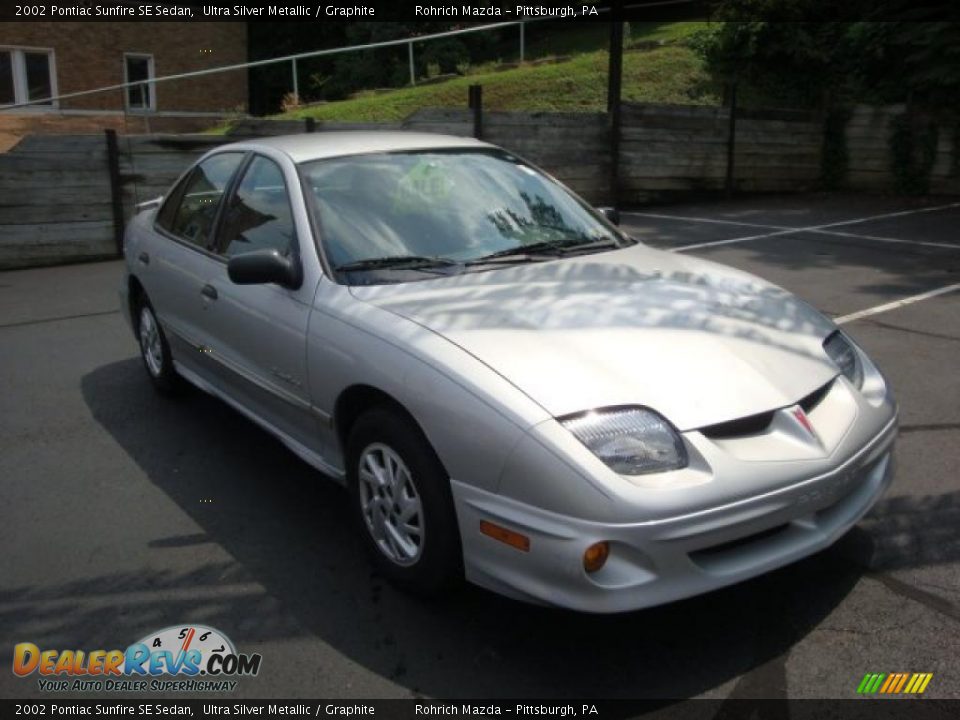 2002 Pontiac Sunfire SE Sedan Ultra Silver Metallic / Graphite Photo #6