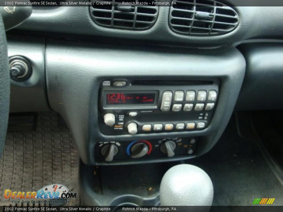 2002 Pontiac Sunfire SE Sedan Ultra Silver Metallic / Graphite Photo #9