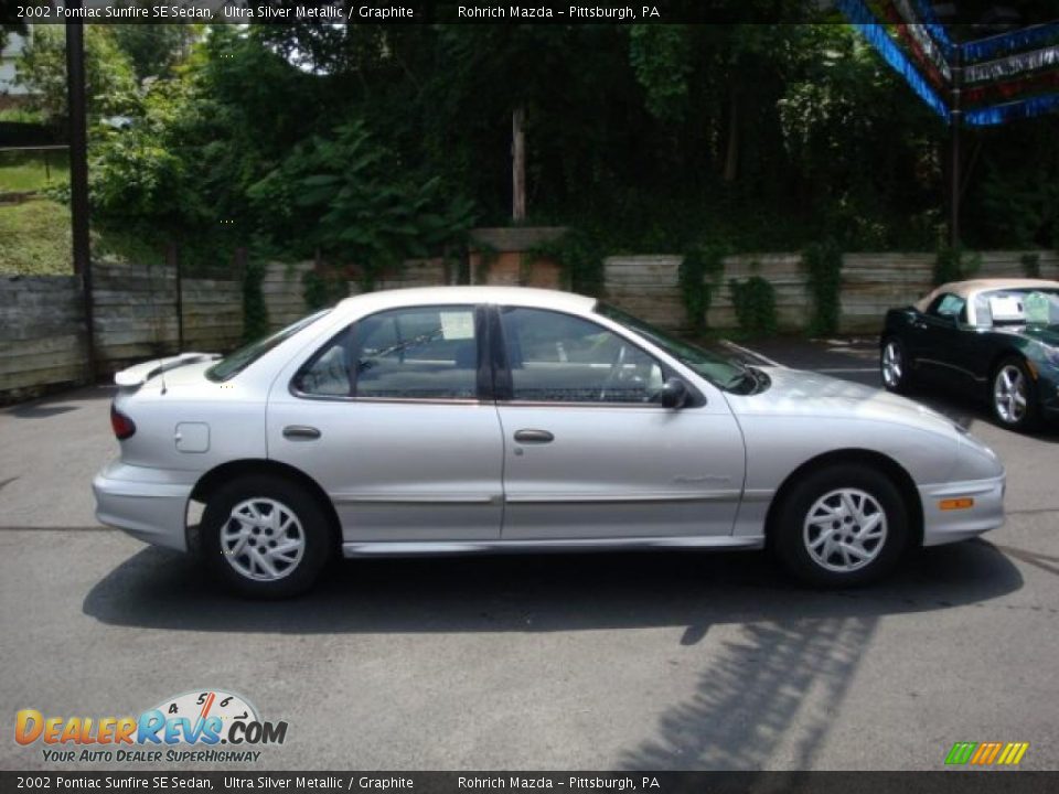 2002 Pontiac Sunfire SE Sedan Ultra Silver Metallic / Graphite Photo #11