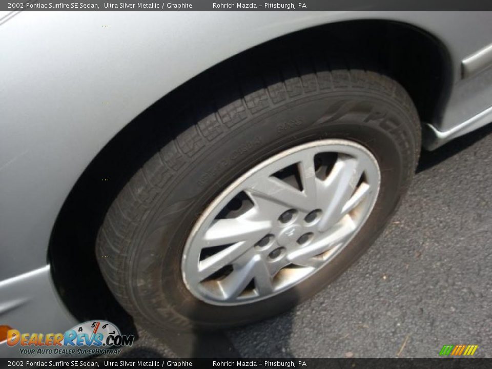 2002 Pontiac Sunfire SE Sedan Ultra Silver Metallic / Graphite Photo #12