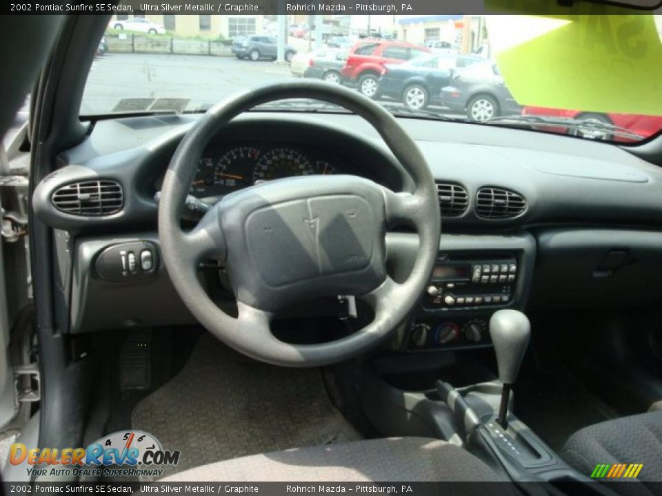 2002 Pontiac Sunfire SE Sedan Ultra Silver Metallic / Graphite Photo #13