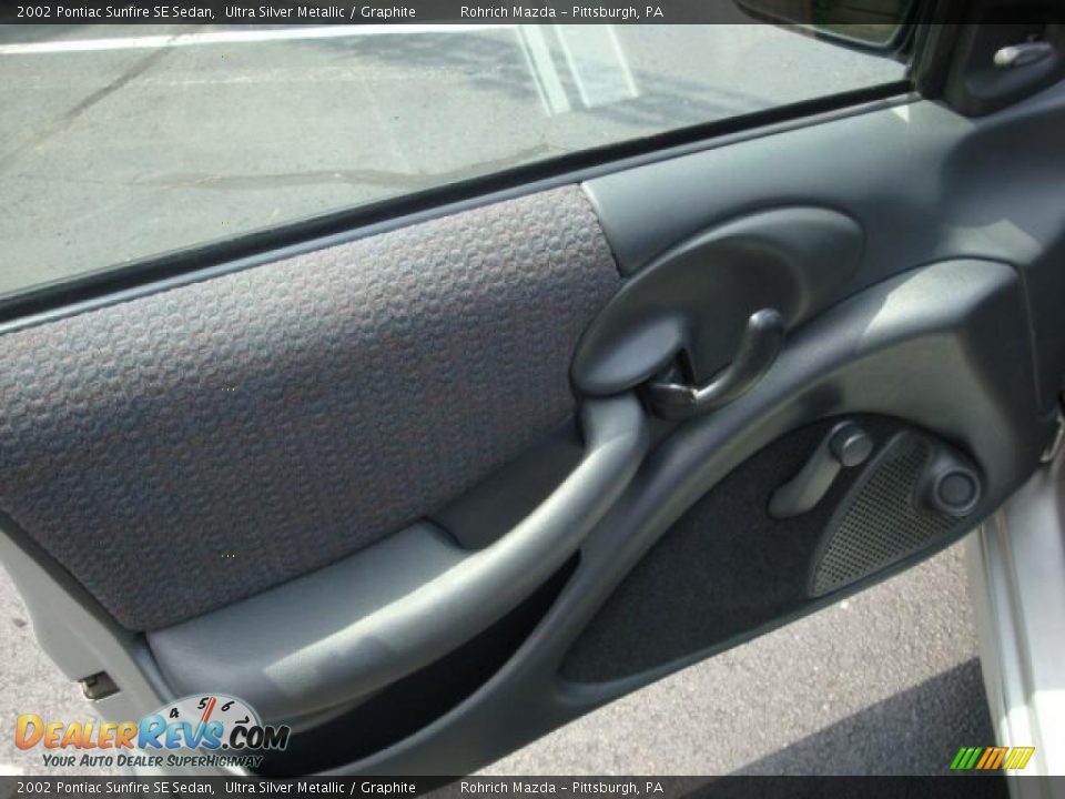 2002 Pontiac Sunfire SE Sedan Ultra Silver Metallic / Graphite Photo #15