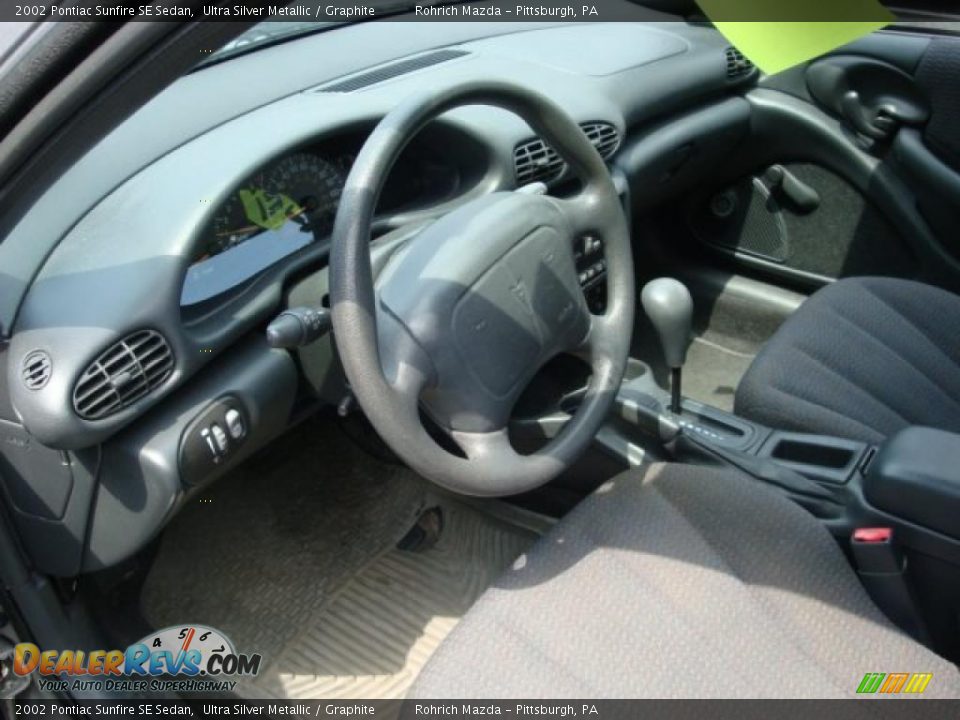 2002 Pontiac Sunfire SE Sedan Ultra Silver Metallic / Graphite Photo #16