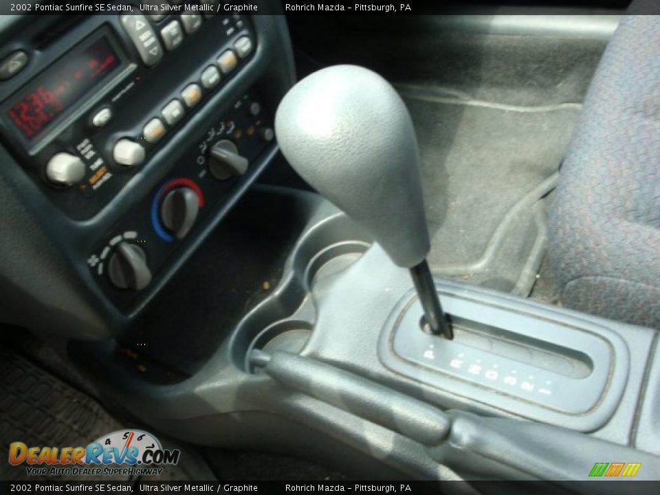 2002 Pontiac Sunfire SE Sedan Ultra Silver Metallic / Graphite Photo #17