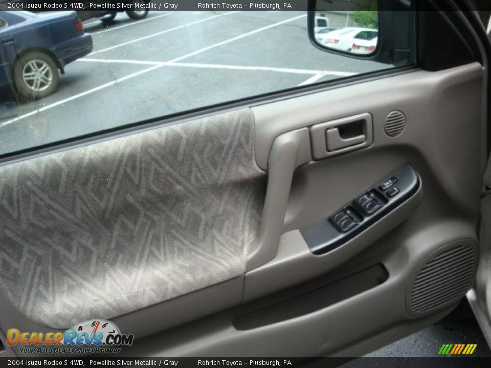 2004 Isuzu Rodeo S 4WD Powellite Silver Metallic / Gray Photo #16