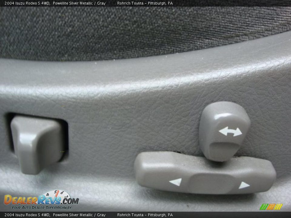 2004 Isuzu Rodeo S 4WD Powellite Silver Metallic / Gray Photo #17