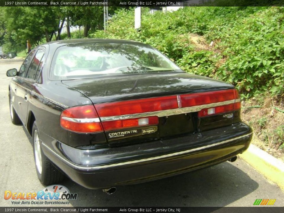 1997 Lincoln Continental Black Clearcoat / Light Parchment Photo #5