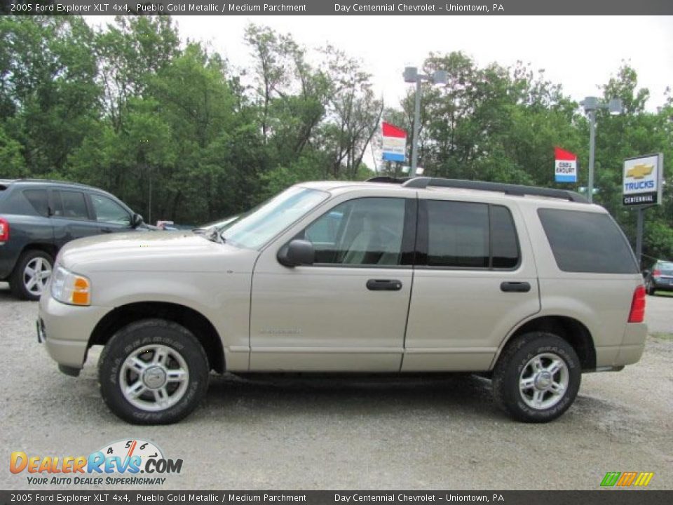 2005 Ford Explorer XLT 4x4 Pueblo Gold Metallic / Medium Parchment Photo #2