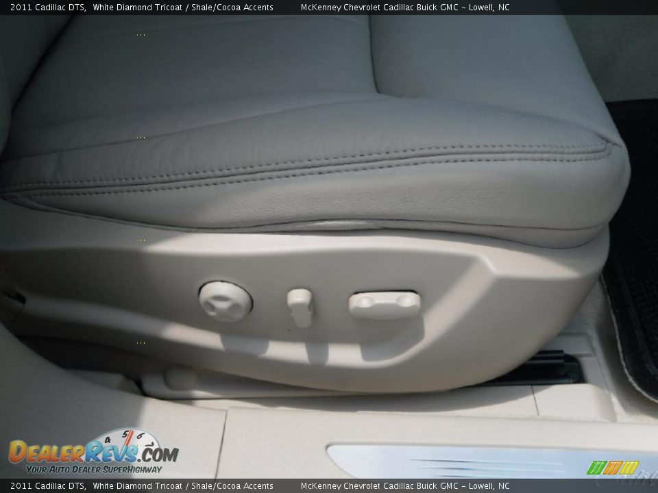 2011 Cadillac DTS White Diamond Tricoat / Shale/Cocoa Accents Photo #18