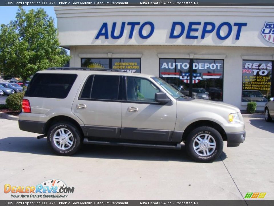 2005 Ford Expedition XLT 4x4 Pueblo Gold Metallic / Medium Parchment Photo #1