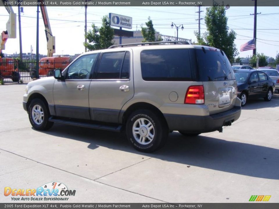 2005 Ford Expedition XLT 4x4 Pueblo Gold Metallic / Medium Parchment Photo #6