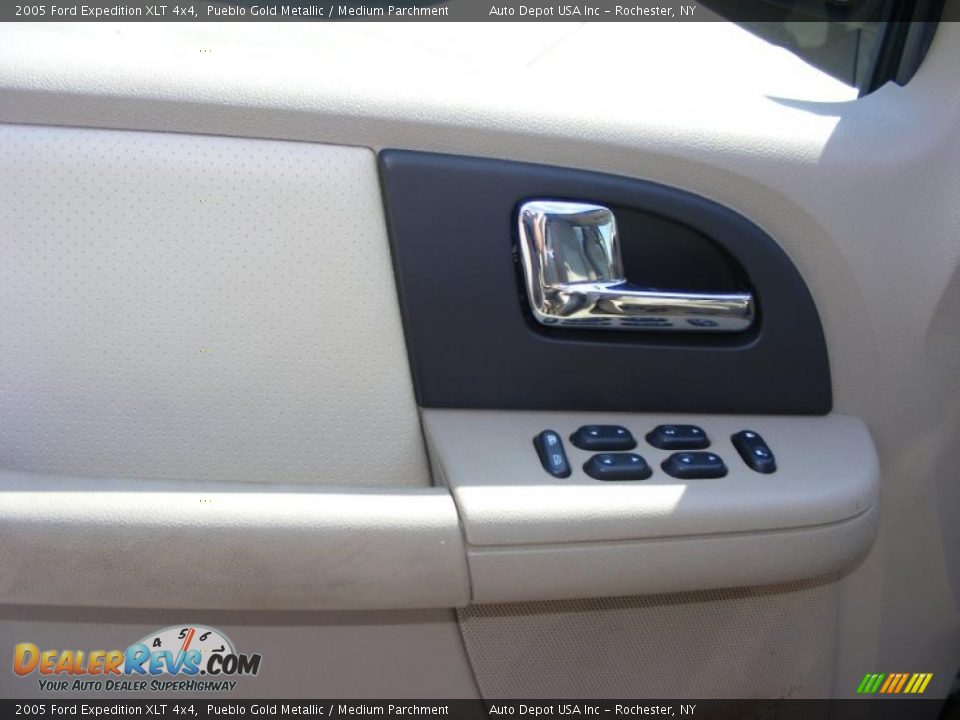 2005 Ford Expedition XLT 4x4 Pueblo Gold Metallic / Medium Parchment Photo #10