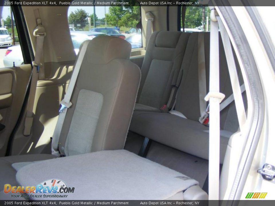 2005 Ford Expedition XLT 4x4 Pueblo Gold Metallic / Medium Parchment Photo #11