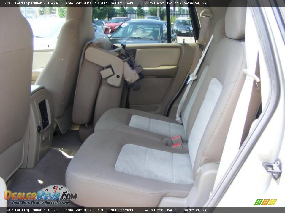 2005 Ford Expedition XLT 4x4 Pueblo Gold Metallic / Medium Parchment Photo #12
