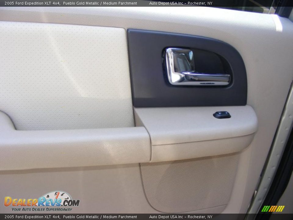 2005 Ford Expedition XLT 4x4 Pueblo Gold Metallic / Medium Parchment Photo #13