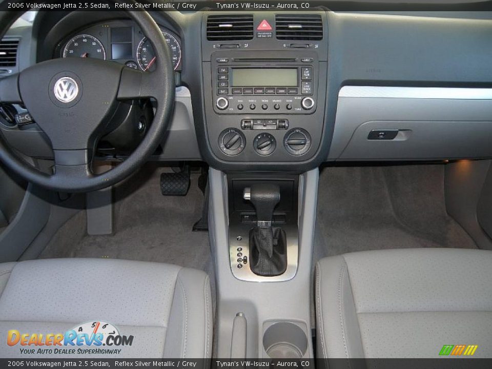 2006 Volkswagen Jetta 2.5 Sedan Reflex Silver Metallic / Grey Photo #9