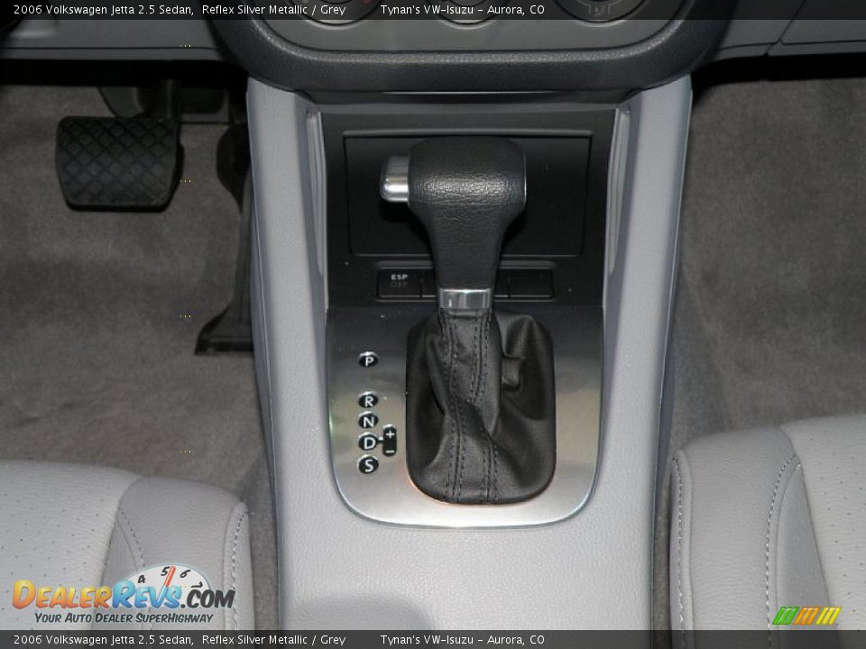 2006 Volkswagen Jetta 2.5 Sedan Reflex Silver Metallic / Grey Photo #11