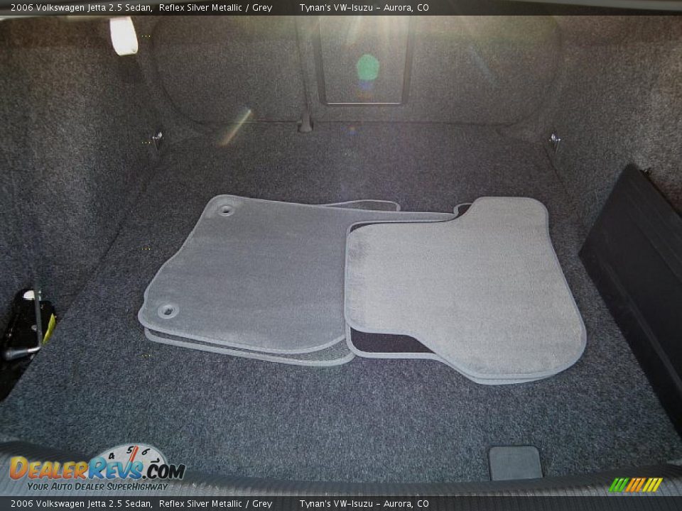 2006 Volkswagen Jetta 2.5 Sedan Reflex Silver Metallic / Grey Photo #14
