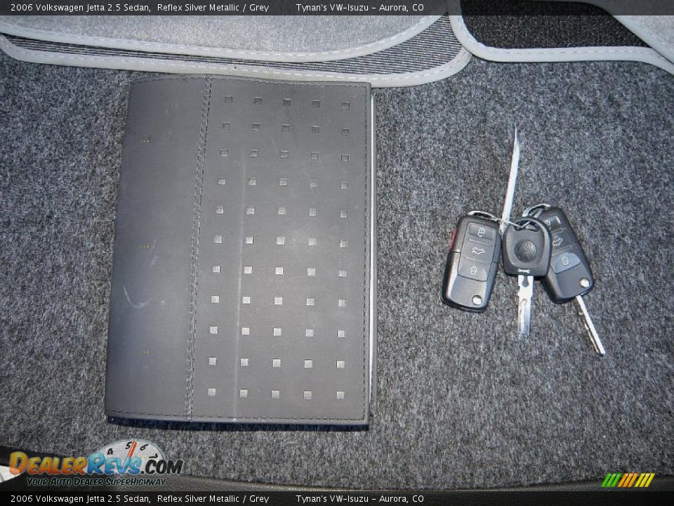 2006 Volkswagen Jetta 2.5 Sedan Reflex Silver Metallic / Grey Photo #16