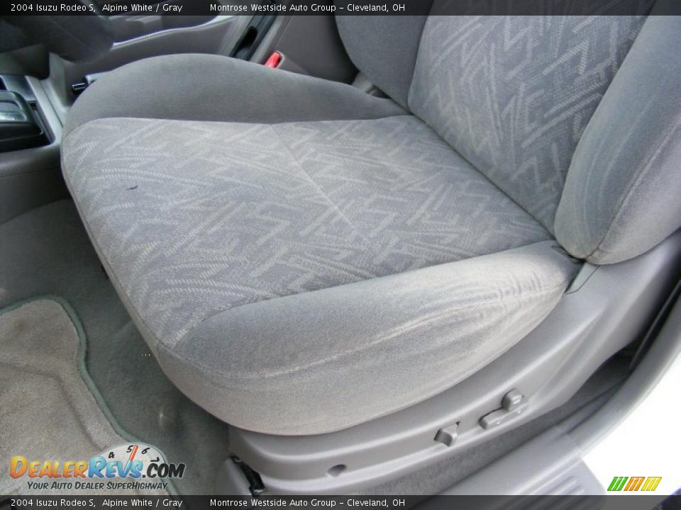2004 Isuzu Rodeo S Alpine White / Gray Photo #10